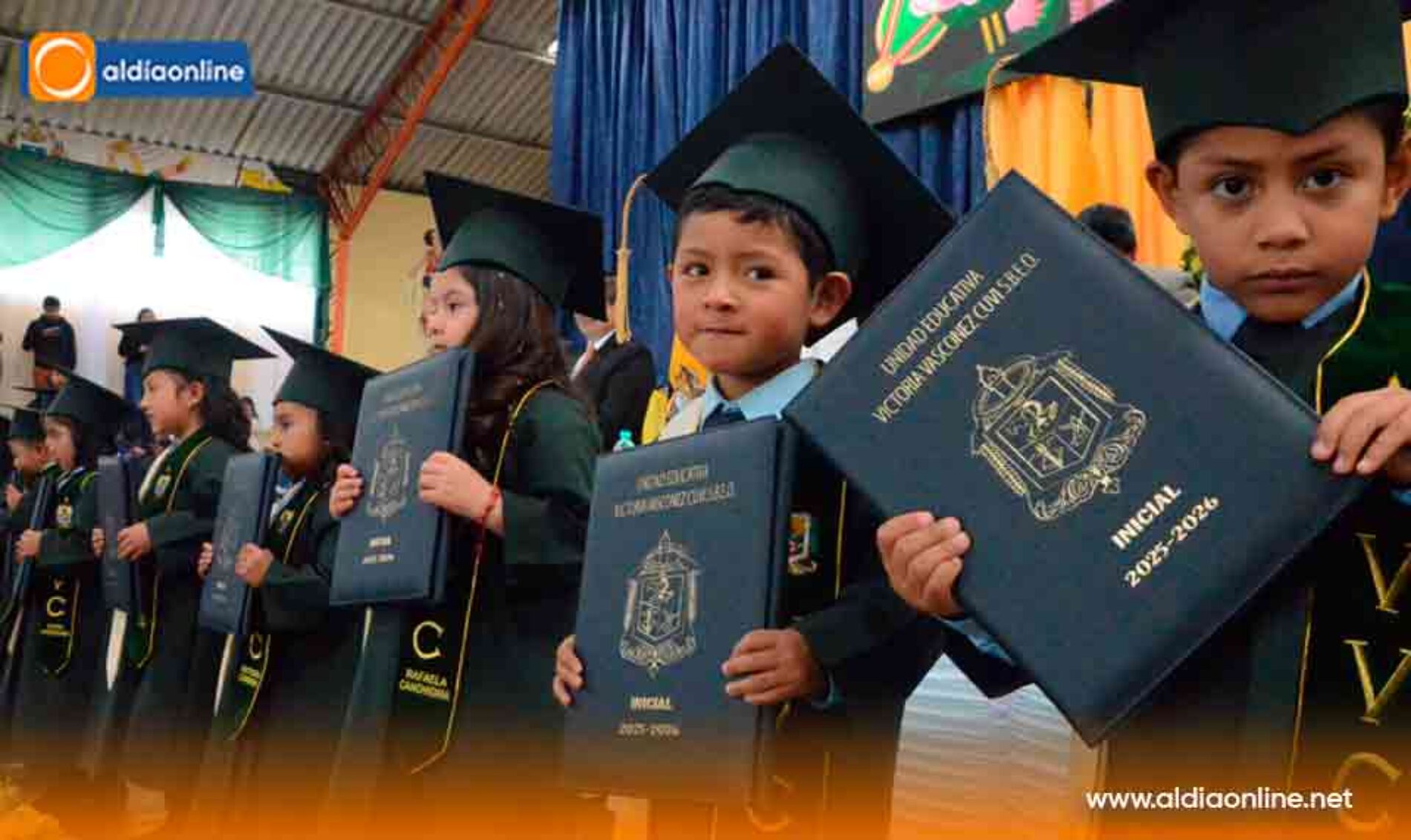 GRADUACIÓN EN LA U. E VITORIA VÁSCONEZ CUVI S.B.E.O DE 125 PEQUEÑOS MARCÓ EL CIERRE DEL AÑO LECTIVO (Video)