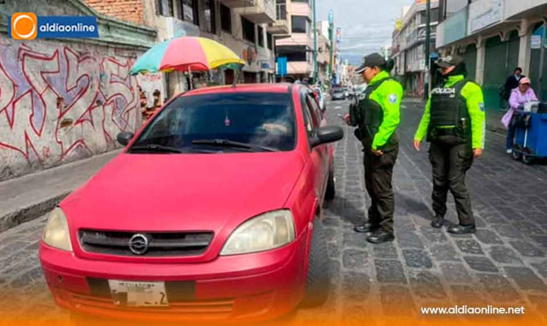 OPERATIVOS POLICIALES REFUERZAN LA SEGURIDAD EN EL CENTRO DE LATACUNGA CON CONTROLES PREVENTIVOS