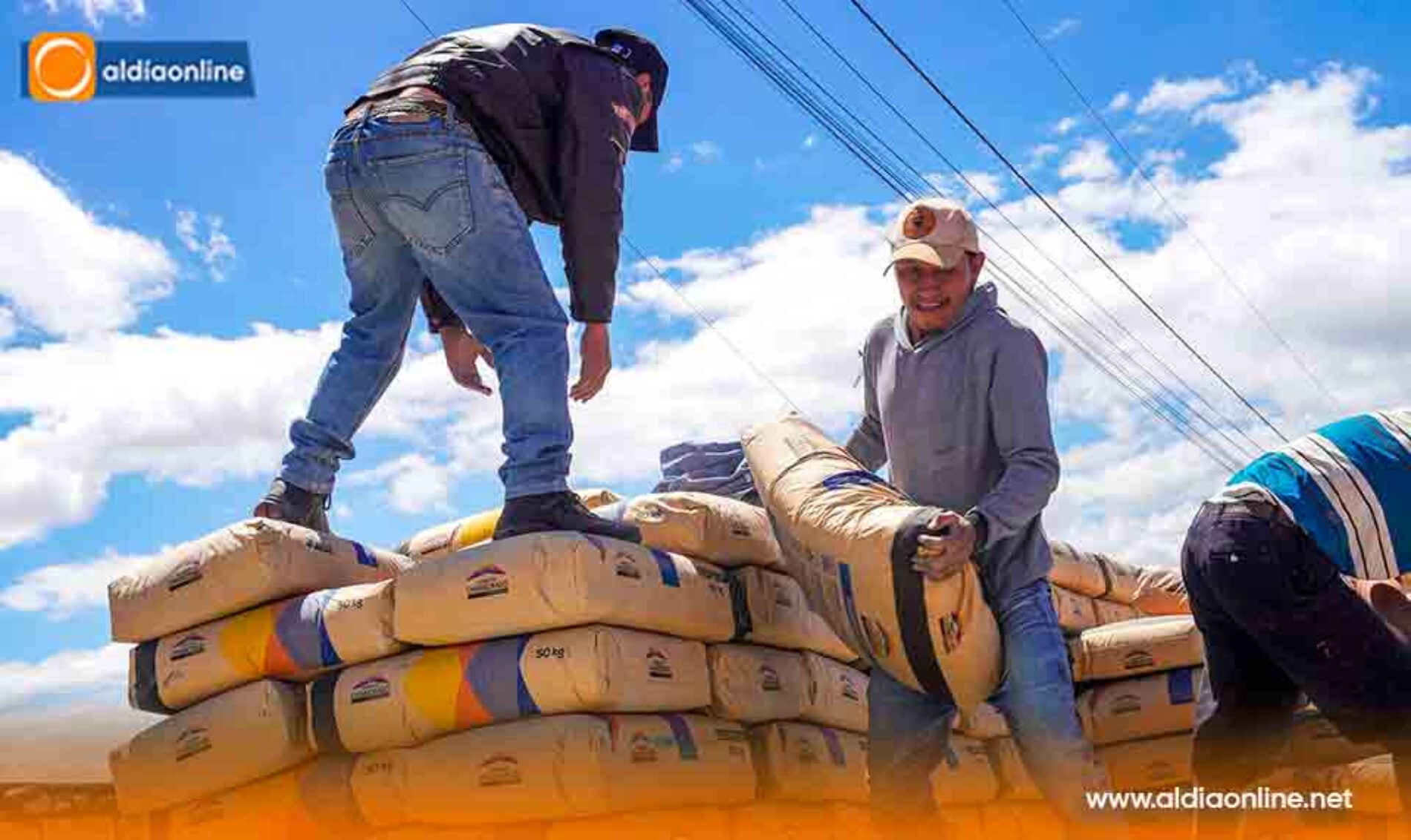 PREFECTURA DE COTOPAXI IMPULSA ADOQUINADO EN CHIRINCHE BAJO CON LA ENTREGA DE 600 QUINTALES DE CEMENTO