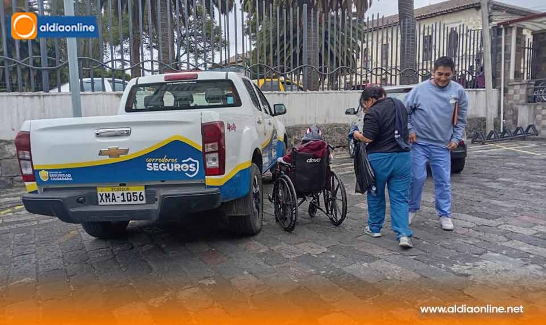AGENTES DE CONTROL MUNICIPAL DE LATACUNGA APOYAN A ADULTO MAYOR EN TRASLADO A UNA CASA DE SALUD