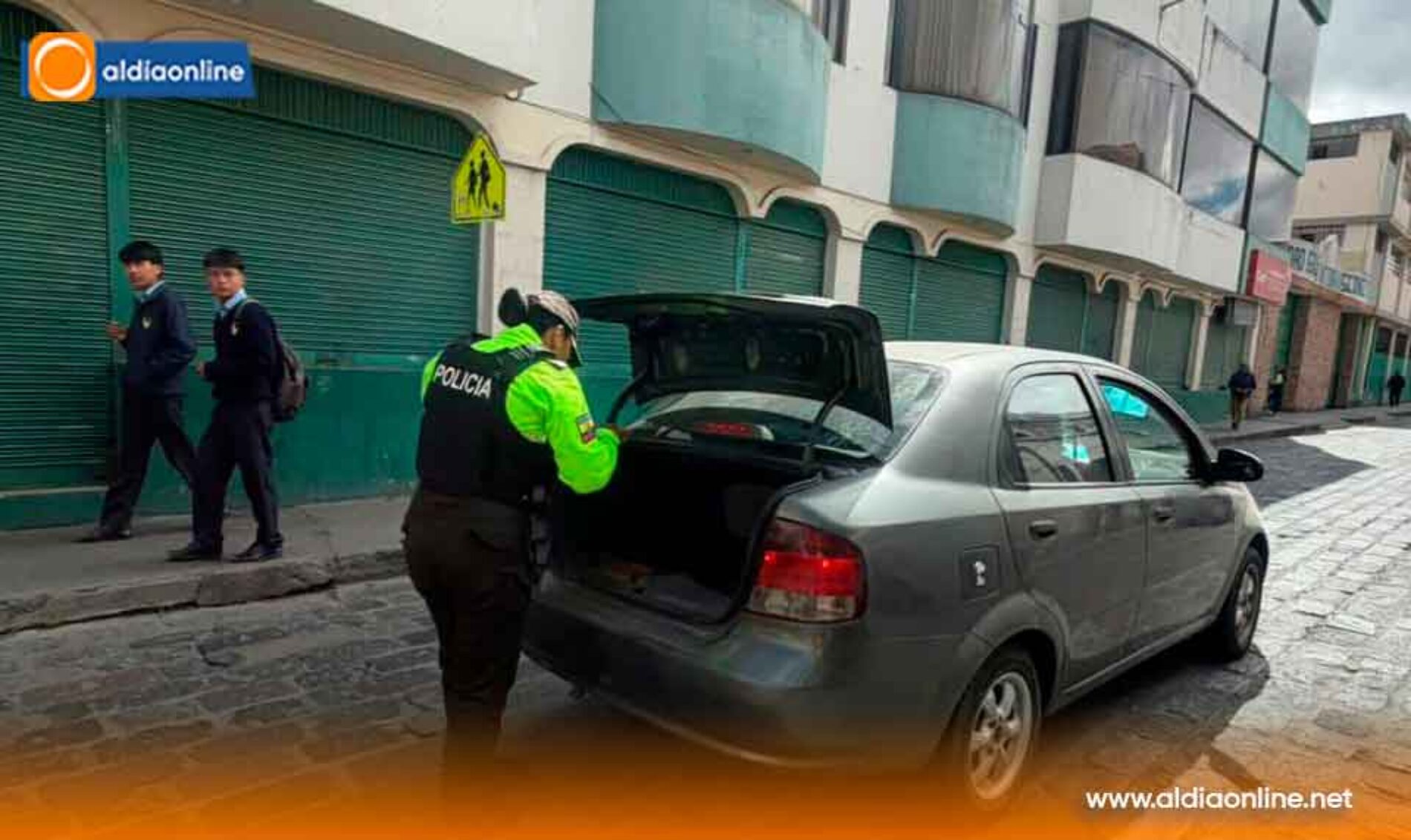OPERATIVOS POLICIALES REFUERZAN LA SEGURIDAD EN EL CENTRO DE LATACUNGA CON CONTROLES PREVENTIVOS