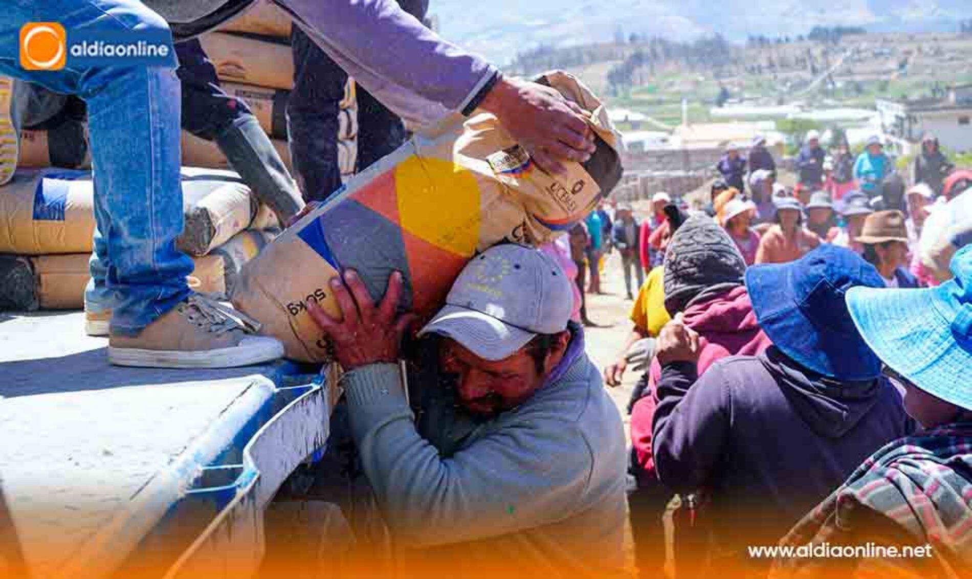 PREFECTURA DE COTOPAXI IMPULSA ADOQUINADO EN CHIRINCHE BAJO CON LA ENTREGA DE 600 QUINTALES DE CEMENTO