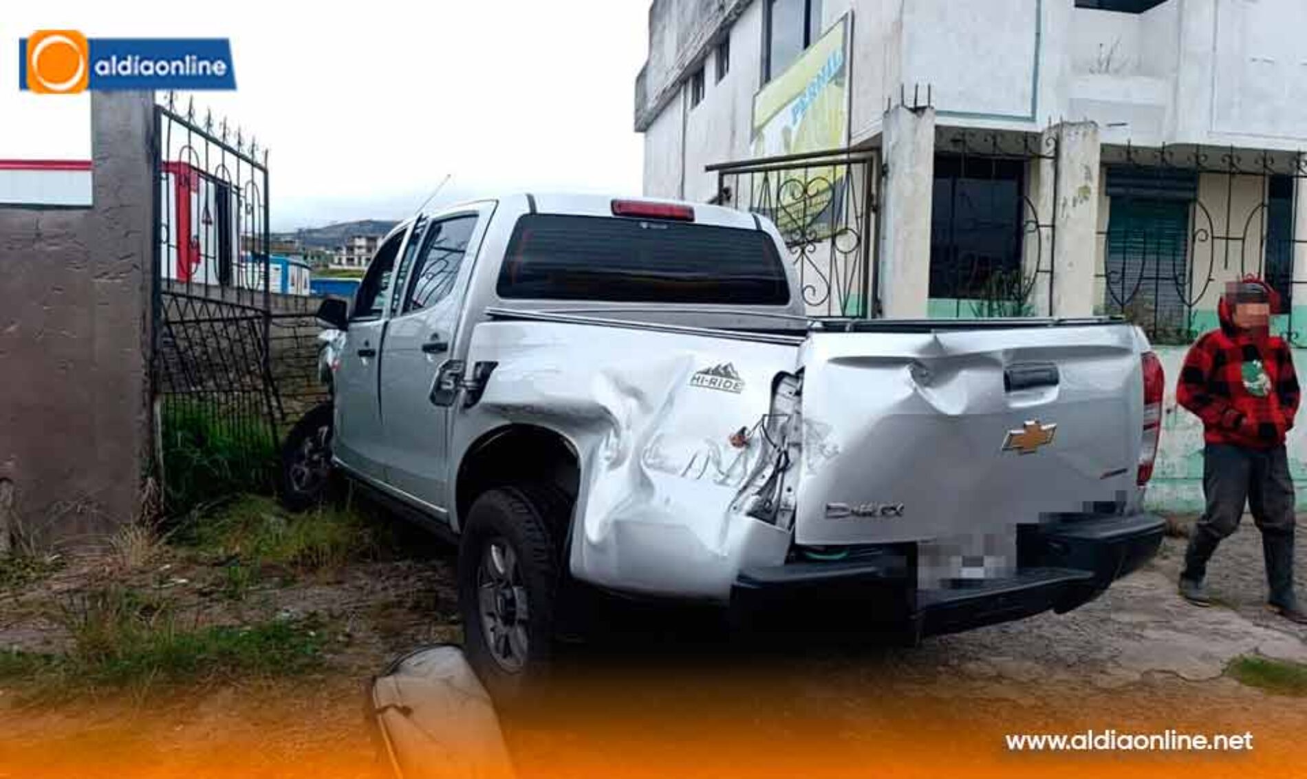 TRES VEHÍCULOS COLISIONAN EN EL INGRESO A UNAMUNCHO Y DEJAN UNA PERSONA HERIDA