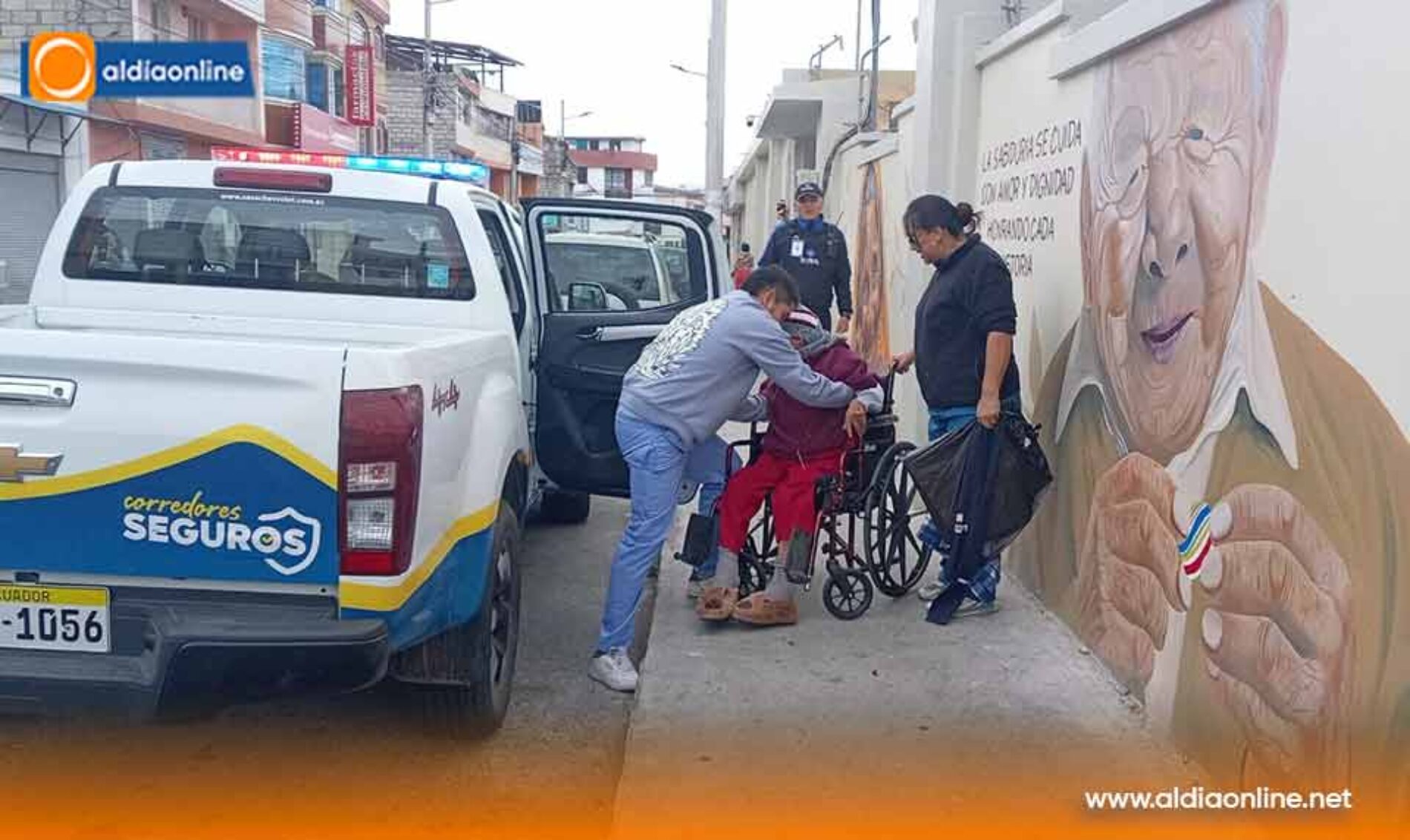 AGENTES DE CONTROL MUNICIPAL DE LATACUNGA APOYAN A ADULTO MAYOR EN TRASLADO A UNA CASA DE SALUD