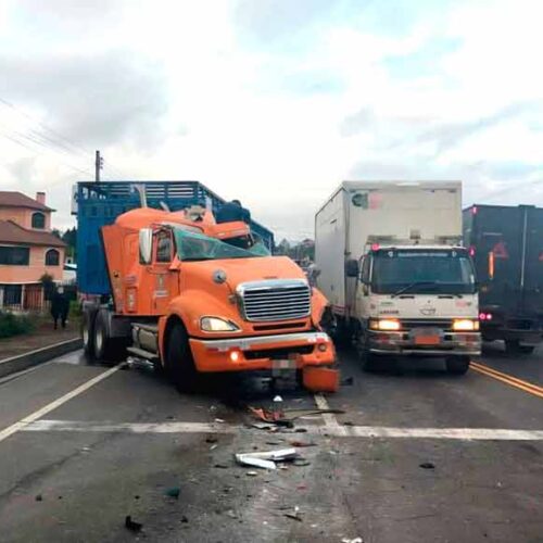 TRES VEHÍCULOS COLISIONAN EN EL INGRESO A UNAMUNCHO Y DEJAN UNA PERSONA HERIDA