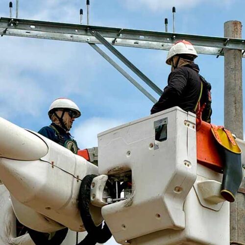 ELEPCO EJECUTA REUBICACIÓN DE POSTES PARA FORTALECER EL SERVICIO ELÉCTRICO EN LA COMUNIDAD ALPAMALAG EL RELLENO