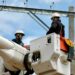 ELEPCO EJECUTA REUBICACIÓN DE POSTES PARA FORTALECER EL SERVICIO ELÉCTRICO EN LA COMUNIDAD ALPAMALAG EL RELLENO