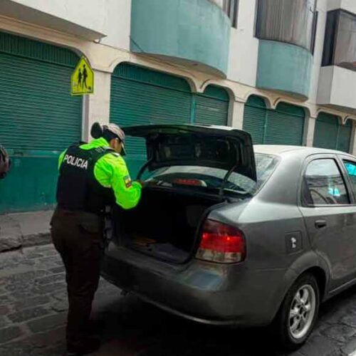 OPERATIVOS POLICIALES REFUERZAN LA SEGURIDAD EN EL CENTRO DE LATACUNGA CON CONTROLES PREVENTIVOS