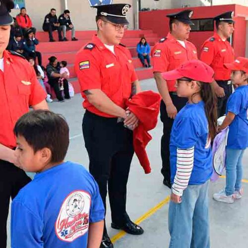 150 NIÑOS Y JÓVENES SE CONVIERTEN EN “PEQUEÑOS SALVAVIDAS” EN CURSO VACACIONAL DE BOMBEROS DE LATACUNGA