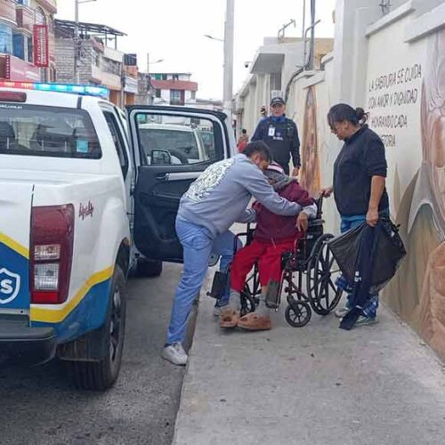 AGENTES DE CONTROL MUNICIPAL DE LATACUNGA APOYAN A ADULTO MAYOR EN TRASLADO A UNA CASA DE SALUD