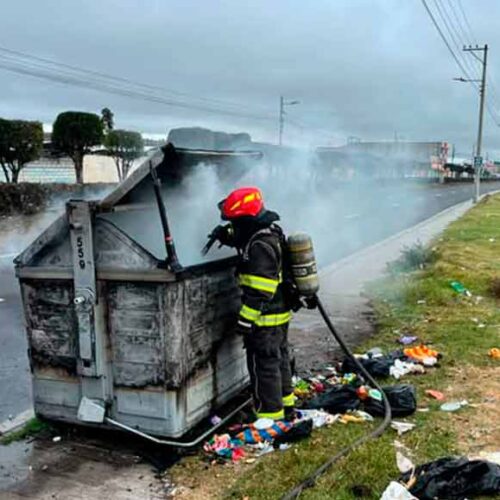 BOMBEROS DE LATACUNGA CONTROLAN A TIEMPO INCENDIO EN UN ECOTACHO DE LA AVENIDA COTOPAXI