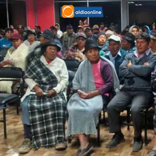 TÉCNICOS DE GAD.M SAQUISILÍ SOCIALIZAN PROYECTO DE ALCANTARILLADO A MORADORES DE BARRIO SALACALLE