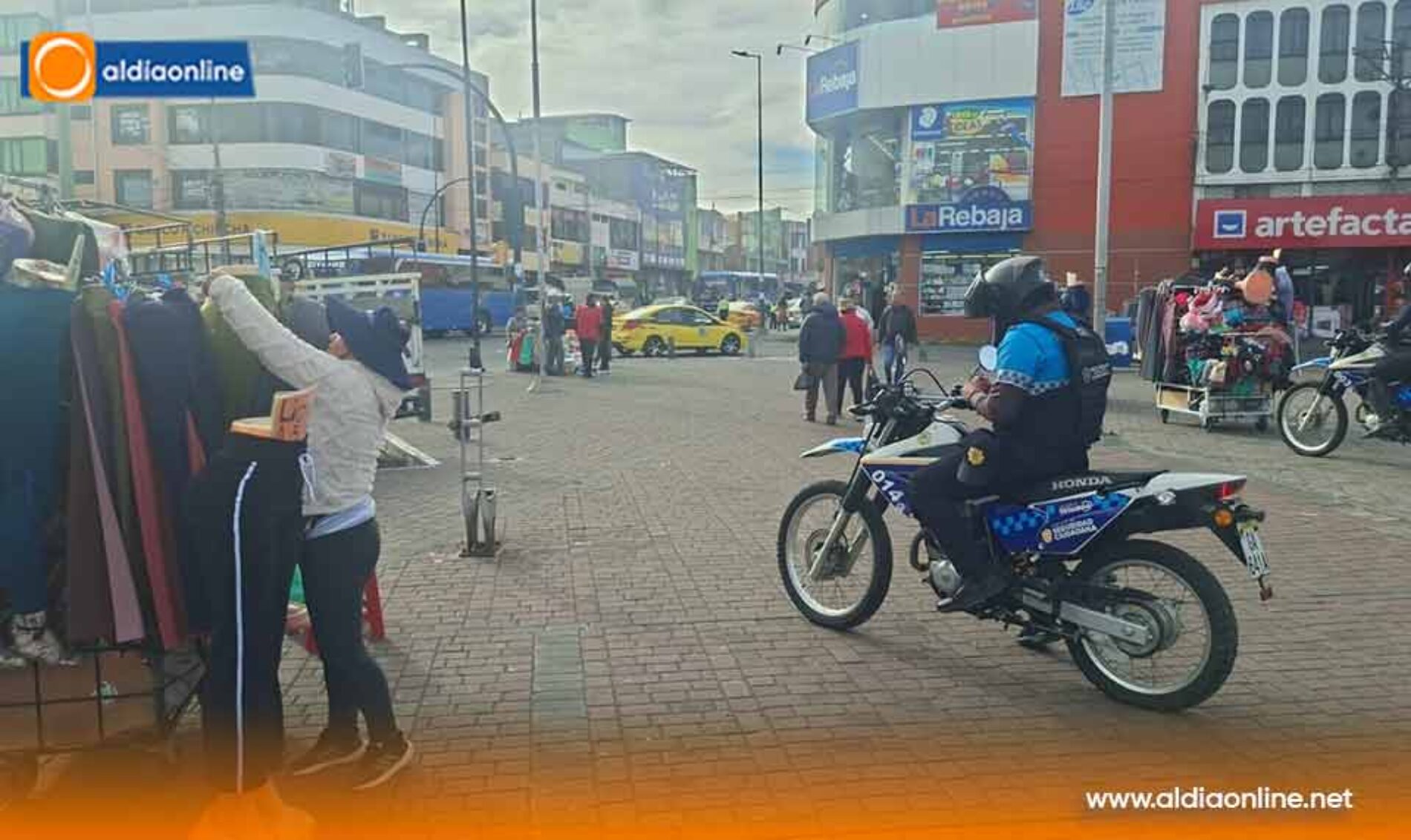 AGENTES DE CONTROL MUNICIPAL DE LATACUNGA INTENSIFICA OPERATIVOS PARA RECUPERAR EL ESPACIO PÚBLICO Y RETIRAR EL COMERCIO INFORMAL