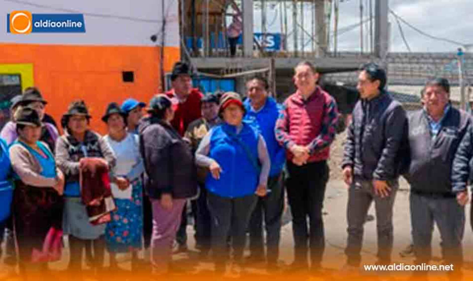 ALCALDE DE SAQUISILÍ FORTALECE EL DIÁLOGO CON COMERCIANTES DE LA PLAZA 18 DE OCTUBRE