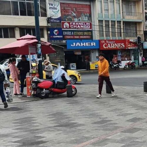 AGENTES DE CONTROL MUNICIPAL DE LATACUNGA INTENSIFICA OPERATIVOS PARA RECUPERAR EL ESPACIO PÚBLICO Y RETIRAR EL COMERCIO INFORMAL