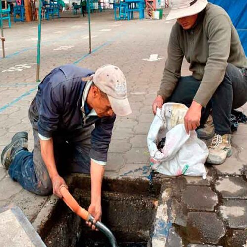 MUNICIPIO DE PUJILÍ REFUERZA EL MANTENIMIENTO DE PLAZAS Y ESPACIOS COMERCIALES DEL CANTÓN