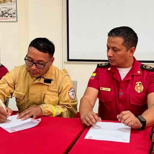 CUERPO DE BOMBEROS DE LATACUNGA SE FORTALECE  EN LA FORMACIÓN DE BOMBEROS FORESTALES Y CONSOLIDA COOPERACIÓN CON MANTA