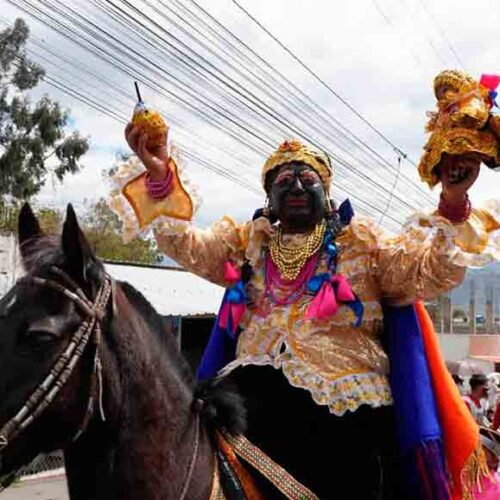 BELISARIO QUEVEDO CELEBRA 90 AÑOS DE PARROQUIALIZACIÓN CON UN DESFILE LLENO DE TRADICIÓN Y FE