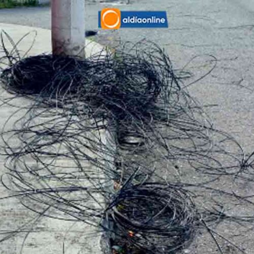 CABLES COLGANDO Y TIRADOS EN LA VÍA GENERAN PELIGRO EN CALLE PANGUA EN CDLA. MALDONADO TOLEDO