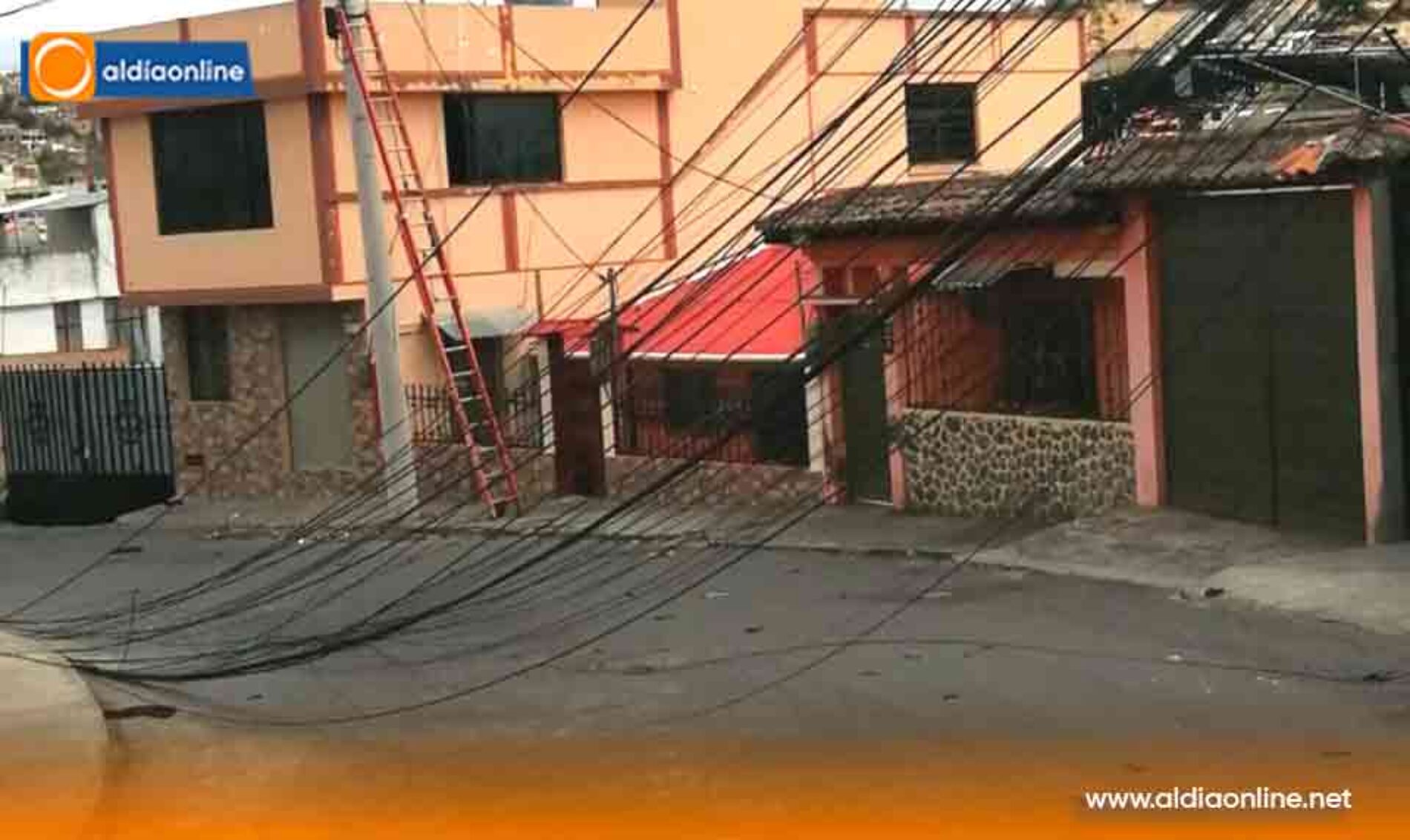 CABLES COLGANDO Y TIRADOS EN LA VÍA GENERAN PELIGRO EN CALLE PANGUA EN CDLA. MALDONADO TOLEDO