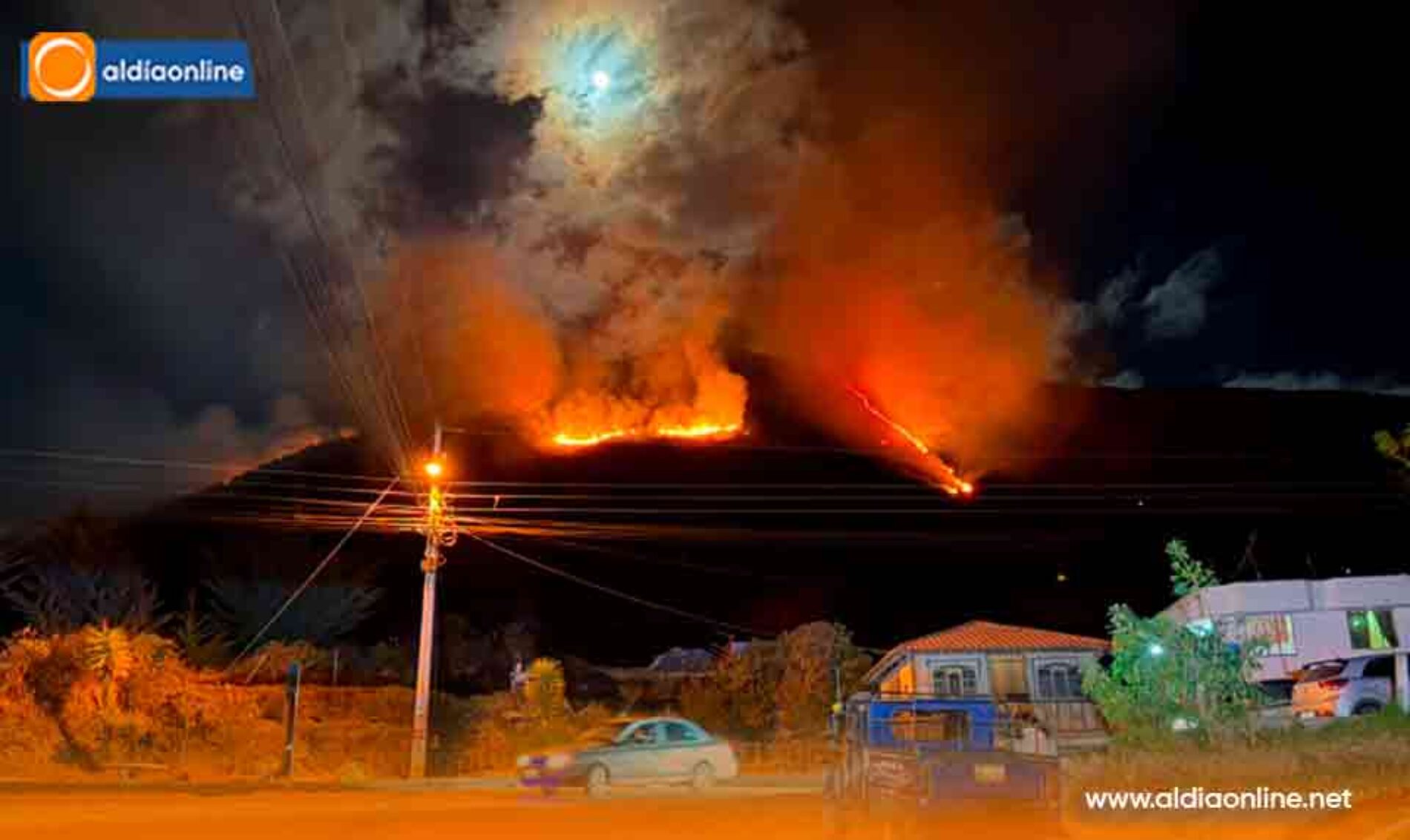INCENDIO EN EL CERRO PUTZALAHUA SERÍA PROVOCADO Y OBLIGA A INTENSIFICAR OPERATIVOS DURANTE LA NOCHE