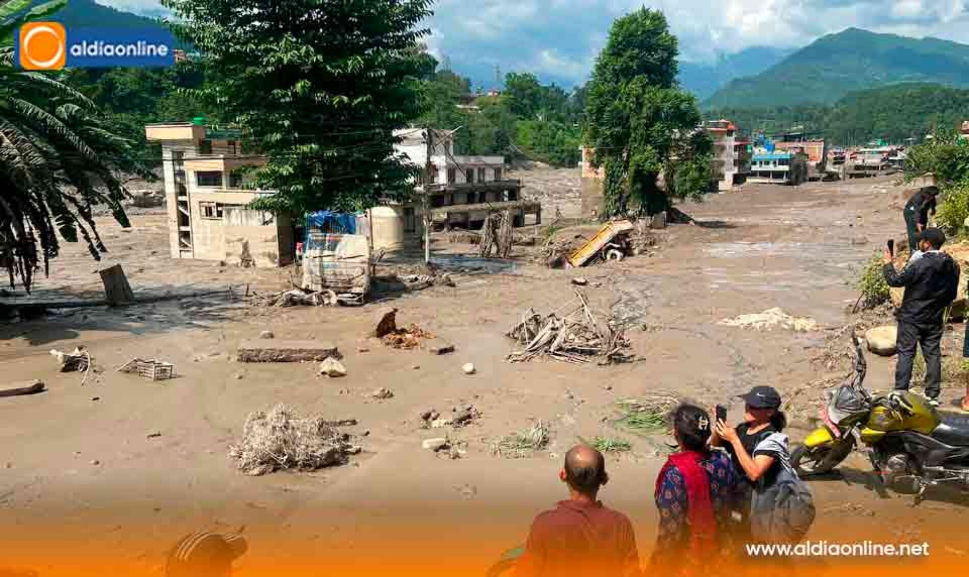 ¡TRAGEDIA EN NEPAL! INUNDACIÓN DEJA MUERTOS Y CASI 400 DESAPARECIDOS EN LA FRONTERA CON CHINA (Video)