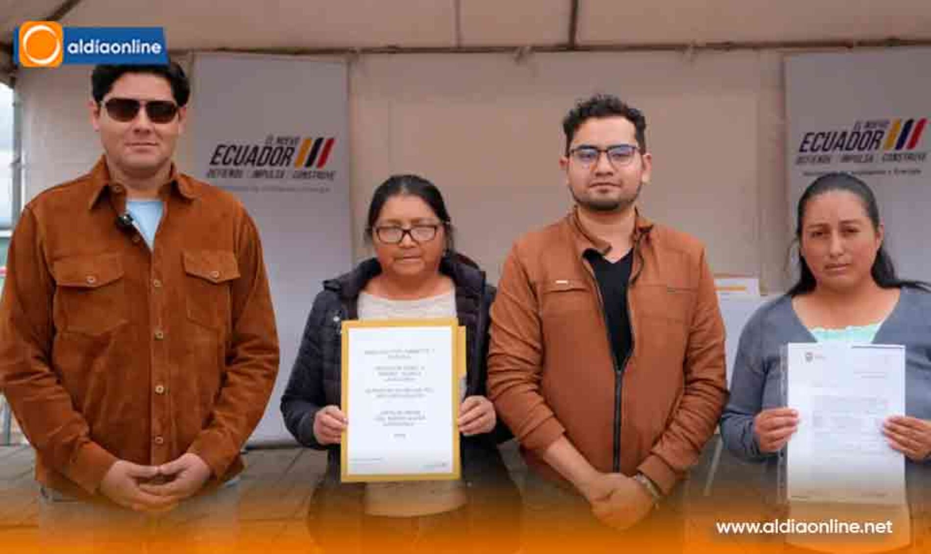 VICE MINISTRO DEL AGUA ENTREGA PERSONERÍAS JURÍDICAS Y RESOLUCIONES ADMINISTRATIVAS A JUNTAS DE RIEGO