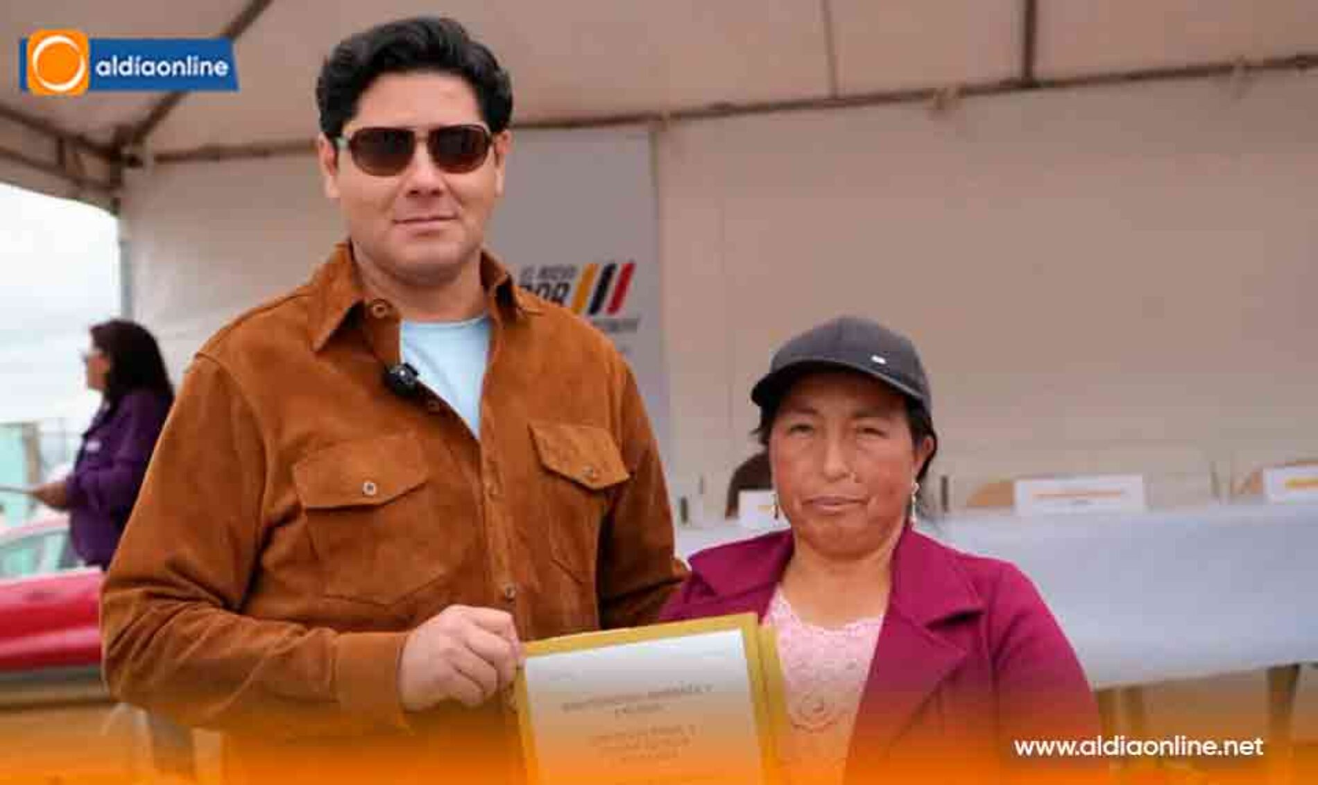 VICE MINISTRO DEL AGUA ENTREGA PERSONERÍAS JURÍDICAS Y RESOLUCIONES ADMINISTRATIVAS A JUNTAS DE RIEGO