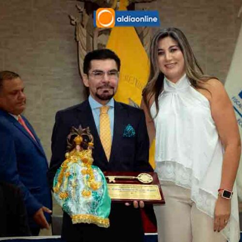 LEONARDO ALARCÓN RECIBE LA LLAVE DE  BAÑOS Y LA “PLUMA DE JUAN MONTALVO” POR SU GESTIÓN AL FRENTE DE LA FISCALÍA
