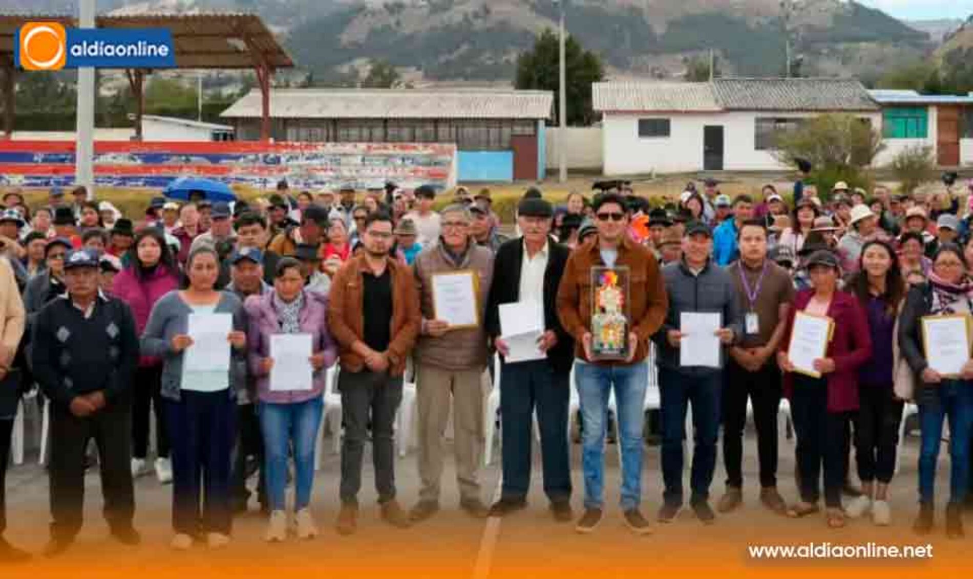 VICE MINISTRO DEL AGUA ENTREGA PERSONERÍAS JURÍDICAS Y RESOLUCIONES ADMINISTRATIVAS A JUNTAS DE RIEGO
