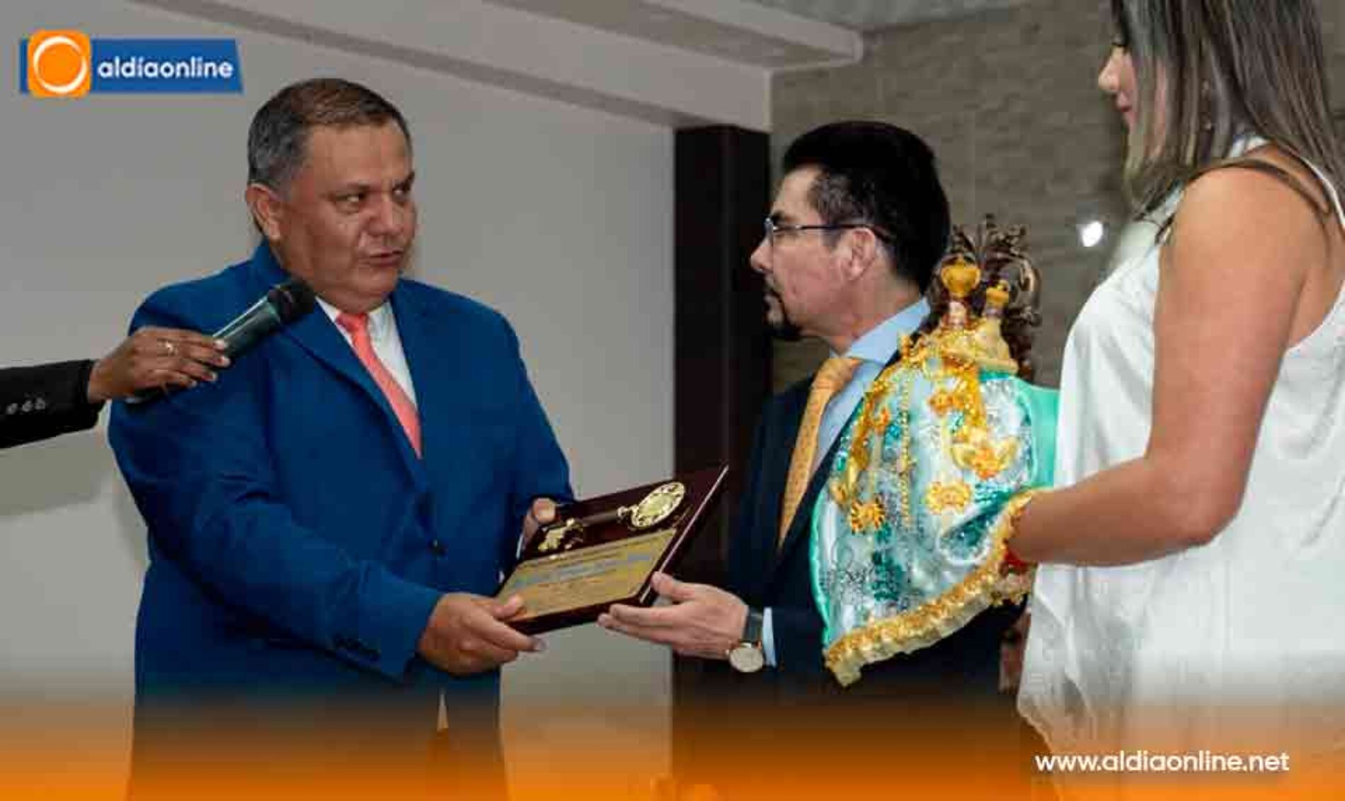 LEONARDO ALARCÓN RECIBE LA LLAVE DE  BAÑOS Y LA “PLUMA DE JUAN MONTALVO” POR SU GESTIÓN AL FRENTE DE LA FISCALÍA
