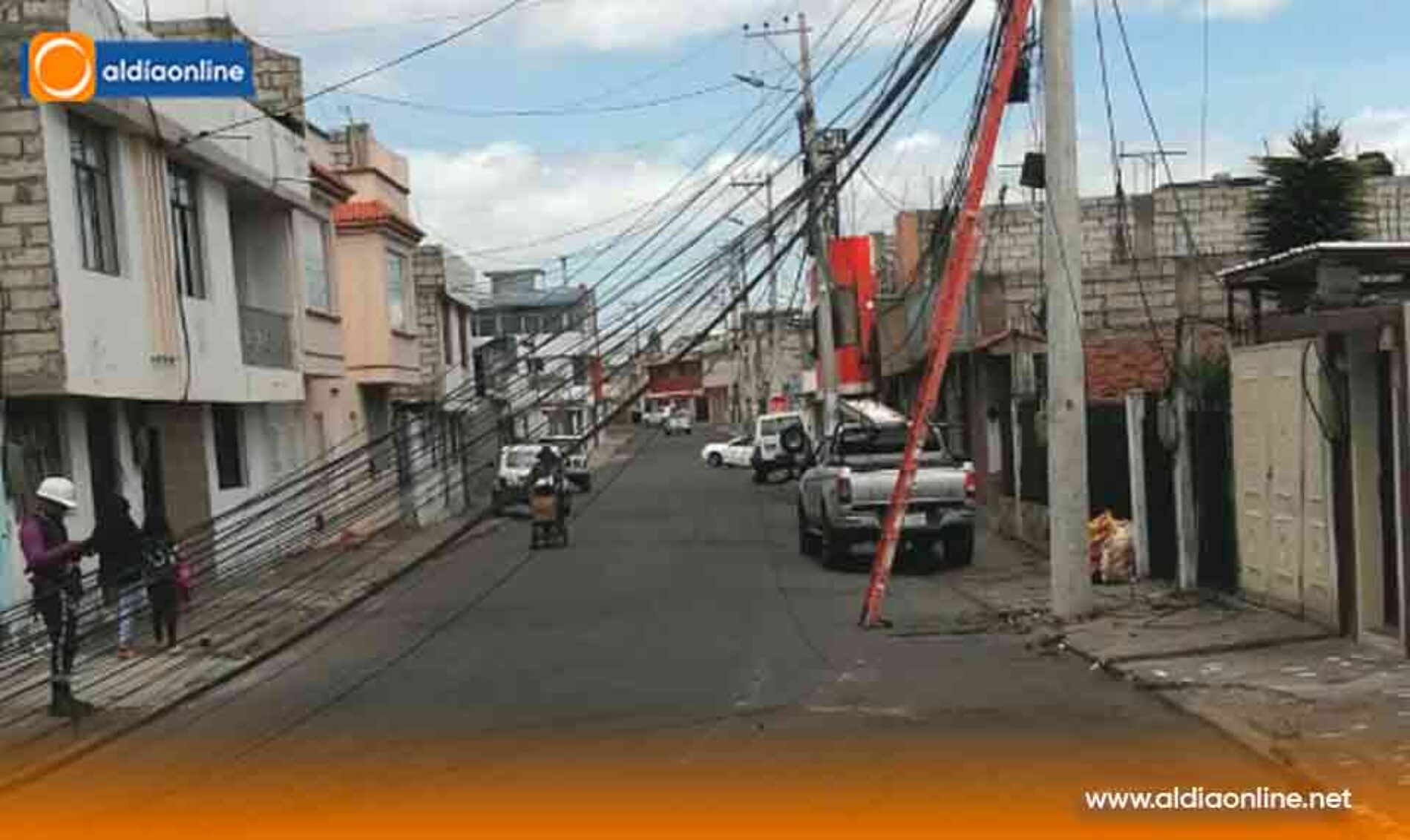 CABLES COLGANDO Y TIRADOS EN LA VÍA GENERAN PELIGRO EN CALLE PANGUA EN CDLA. MALDONADO TOLEDO