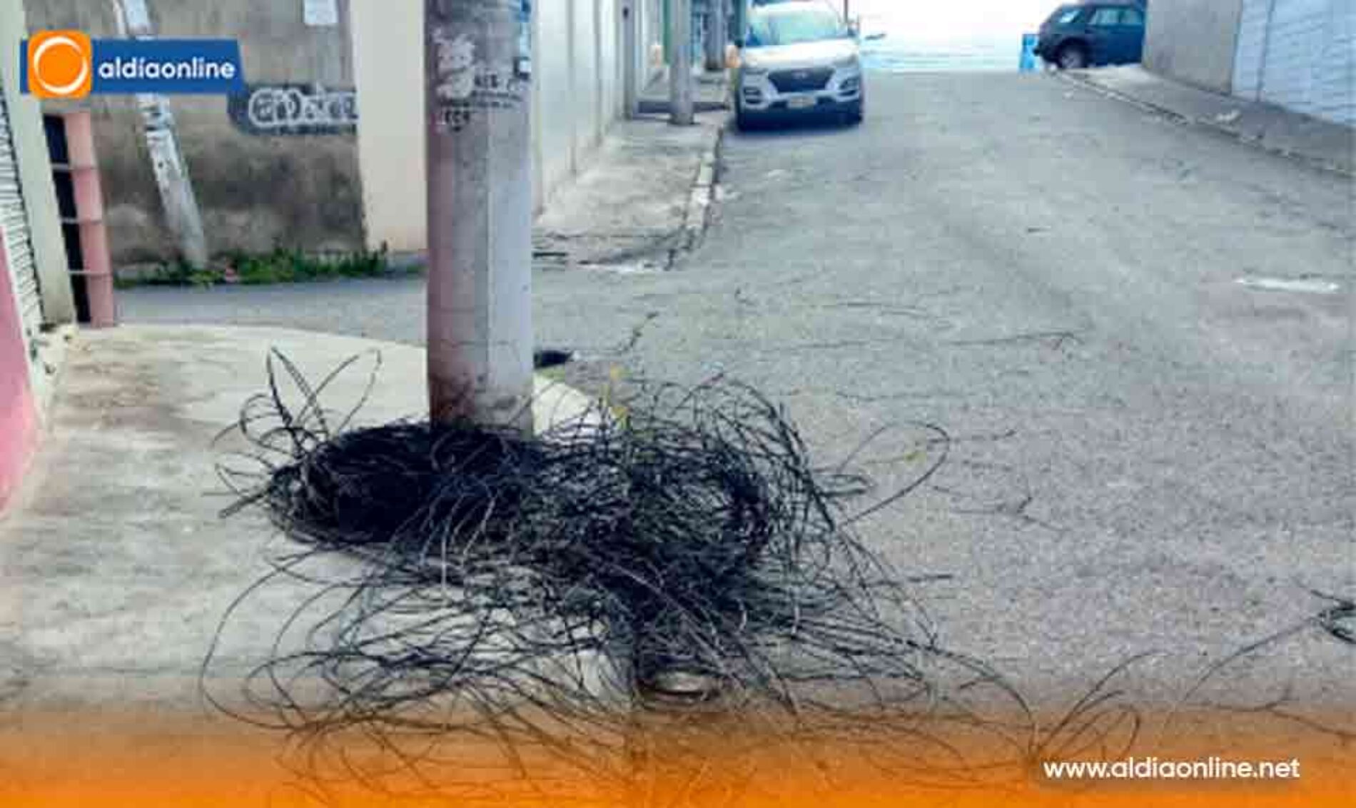 CABLES COLGANDO Y TIRADOS EN LA VÍA GENERAN PELIGRO EN CALLE PANGUA EN CDLA. MALDONADO TOLEDO