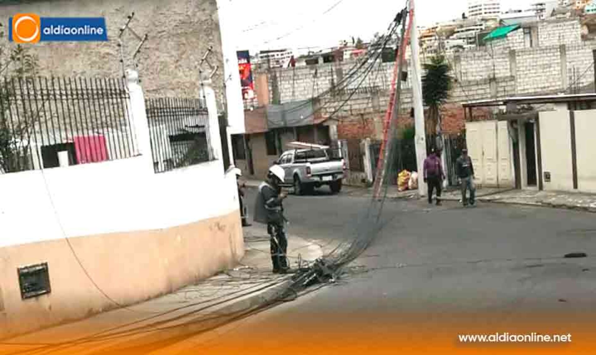 CABLES COLGANDO Y TIRADOS EN LA VÍA GENERAN PELIGRO EN CALLE PANGUA EN CDLA. MALDONADO TOLEDO