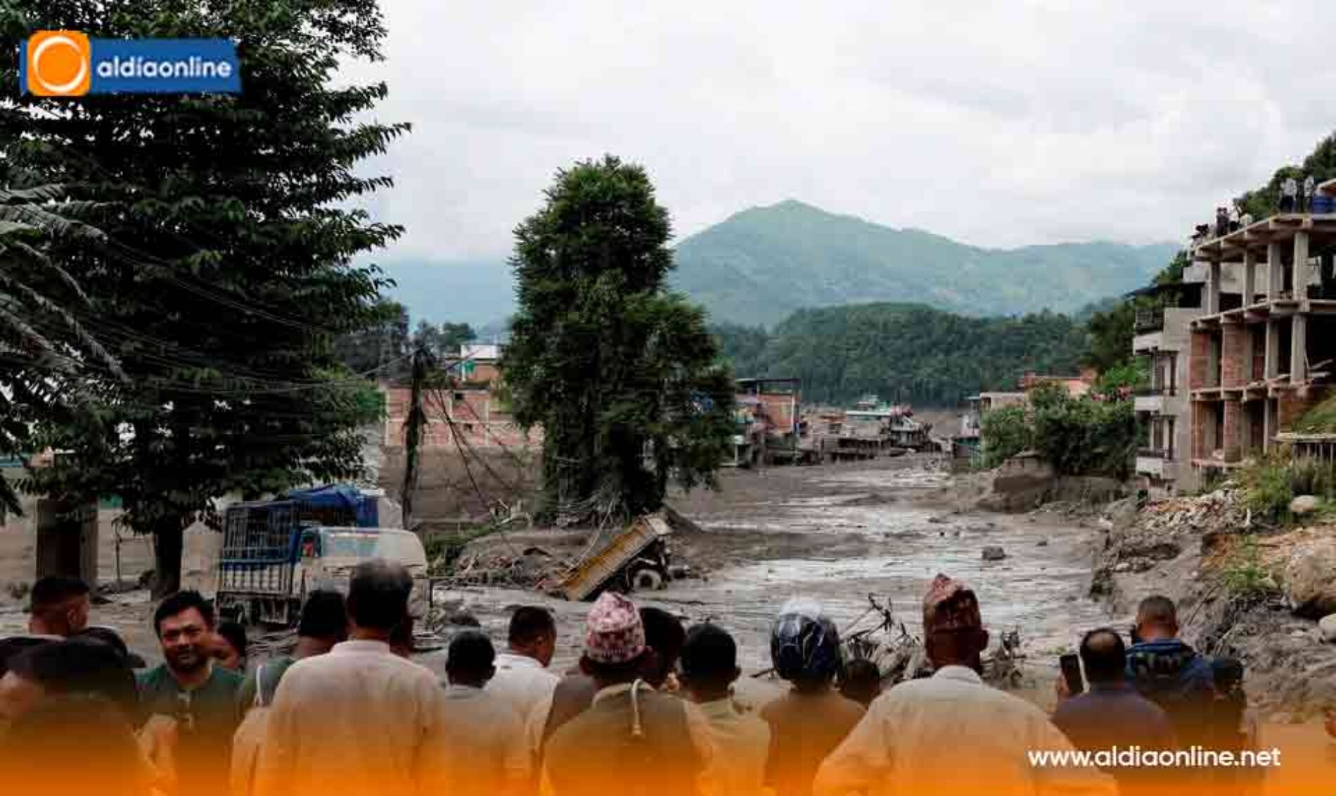 ¡TRAGEDIA EN NEPAL! INUNDACIÓN DEJA MUERTOS Y CASI 400 DESAPARECIDOS EN LA FRONTERA CON CHINA (Video)