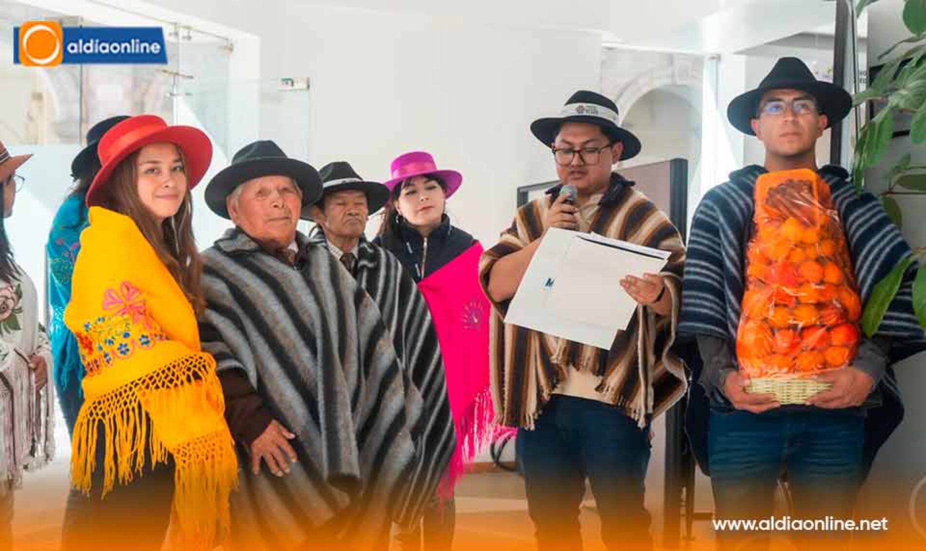 PERSONAJES DE LA MAMA NEGRA DEL INSTITUTO ESTUPIÑÁN REALIZAN LA “JOCHA” A LA EMPRESA FINCORP