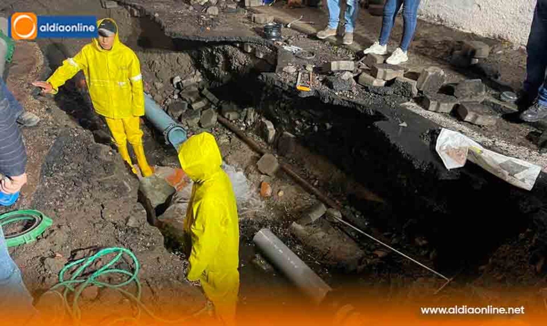 ROTURA DE TUBERÍA MATRIZ AFECTA PRESIÓN DE AGUA POTABLE EN EL SUR DE LATACUNGA