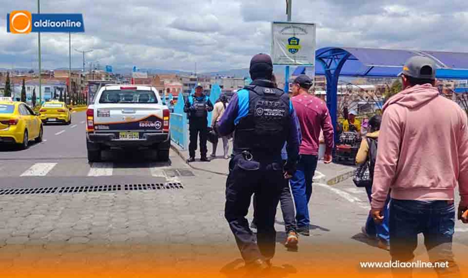 AGENTES DE CONTROL REFUERZAN LA SEGURIDAD Y RETIRAN VENTAS INFORMALES Y LIBADORES EN LA ESTACIÓN