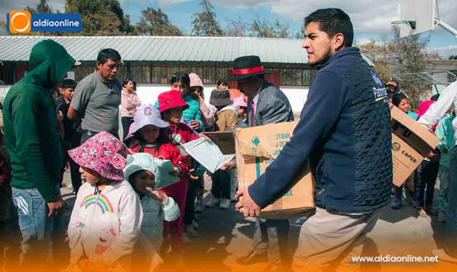 EL PATRONATO MUNICIPAL DE LATACUNGA ENTREGÓ MÁS DE 1.500 KITS ESCOLARES EN LAS 10 PARROQUIAS RURALES DEL CANTÓN