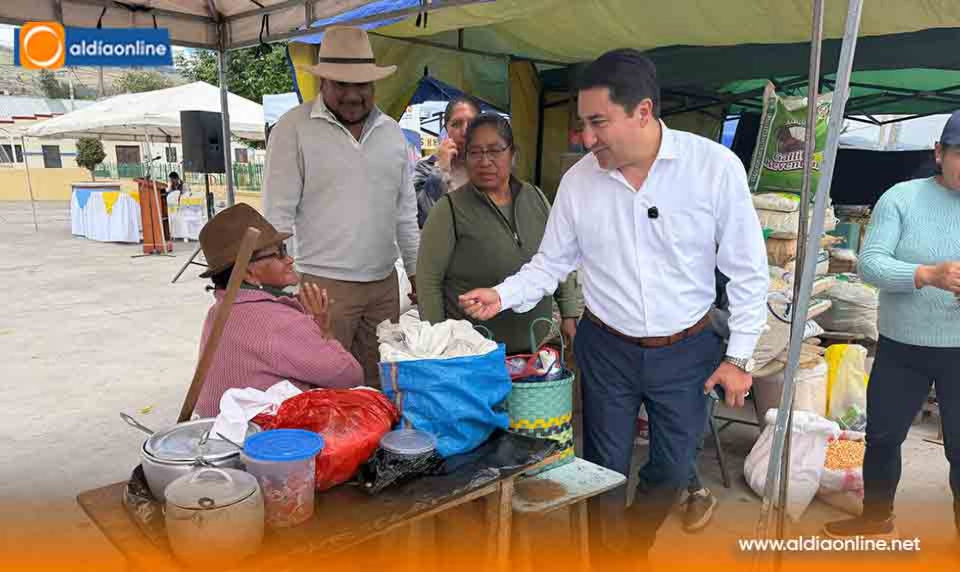ALCALDE DE LATACUNGA ANALIZA CON PRODUCTORES LA CONSTRUCCIÓN DE UNA CUBIERTA PARA FERIA AGROECOLÓGICA EN BELISARIO QUEVEDO