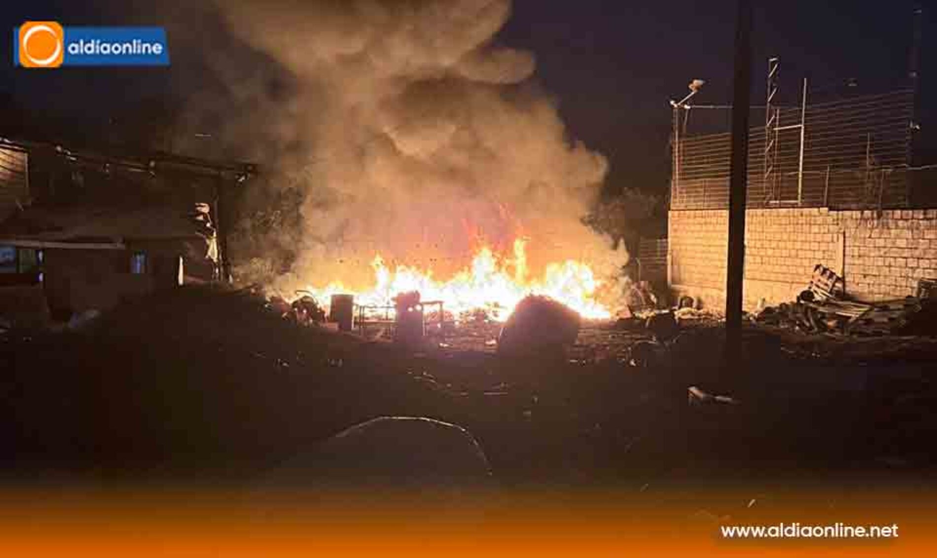 INCENDIO EN RECICLADORA MOVILIZÓ A BOMBEROS EN LA PANAMERICANA NORTE DE LATACUNGA