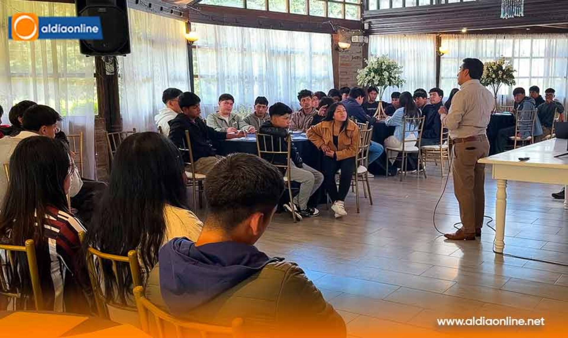 ALCALDE DE LATACUNGA FORTALECE ESPACIOS DE LIDERAZGO Y EMPRENDIMIENTO CON JÓVENES