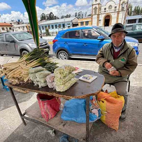 ALCALDE DE LATACUNGA ANALIZA CON PRODUCTORES LA CONSTRUCCIÓN DE UNA CUBIERTA PARA FERIA AGROECOLÓGICA EN BELISARIO QUEVEDO