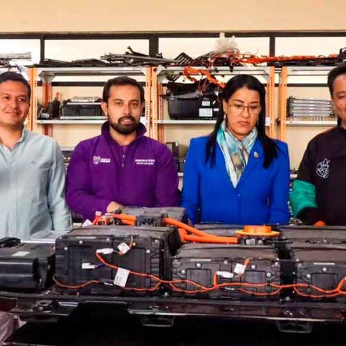 MINISTRA DE EDUCACIÓN RECORRE LABORATORIOS Y TALLERES DEL INSTITUTO SUPERIOR UNIVERSITARIO COTOPAXI