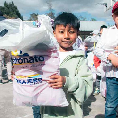 EL PATRONATO MUNICIPAL DE LATACUNGA ENTREGÓ MÁS DE 1.500 KITS ESCOLARES EN LAS 10 PARROQUIAS RURALES DEL CANTÓN