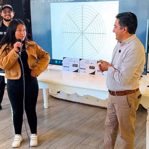 ALCALDE DE LATACUNGA FORTALECE ESPACIOS DE LIDERAZGO Y EMPRENDIMIENTO CON JÓVENES