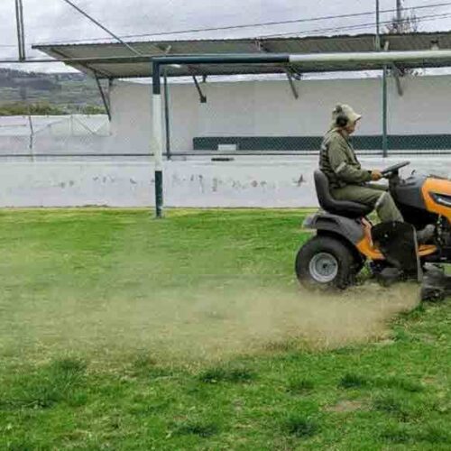ESTADIO DE MULLIQUINDIL SANTA ANA RECIBE MANTENIMIENTO PARA FORTALECER ACTIVIDADES DEPORTIVAS