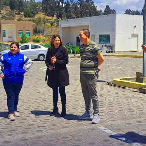 ALCALDE JAVIER VELÁSQUEZ INSPECCIONA EL CENTRO DE SALUD TIPO C DE SAQUISILÍ PARA EVALUAR MANTENIMIENTO DE SUS FACHADAS
