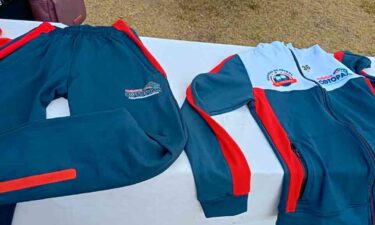 INAUGURAN ESCUELA DE FÚTBOL FECOS  EN PAPAHURCO Y PREFECTURA ENTREGA  INDUMENTARIA DEPORTIVA.