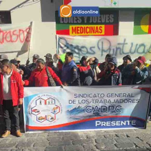 PLANTÓN EN LA PREFECTURA DE COTOPAXI TRABAJADORES DENUNCIAN VULNERACIÓN DE DERECHOS Y EXIGEN RESPUESTAS (Audio)